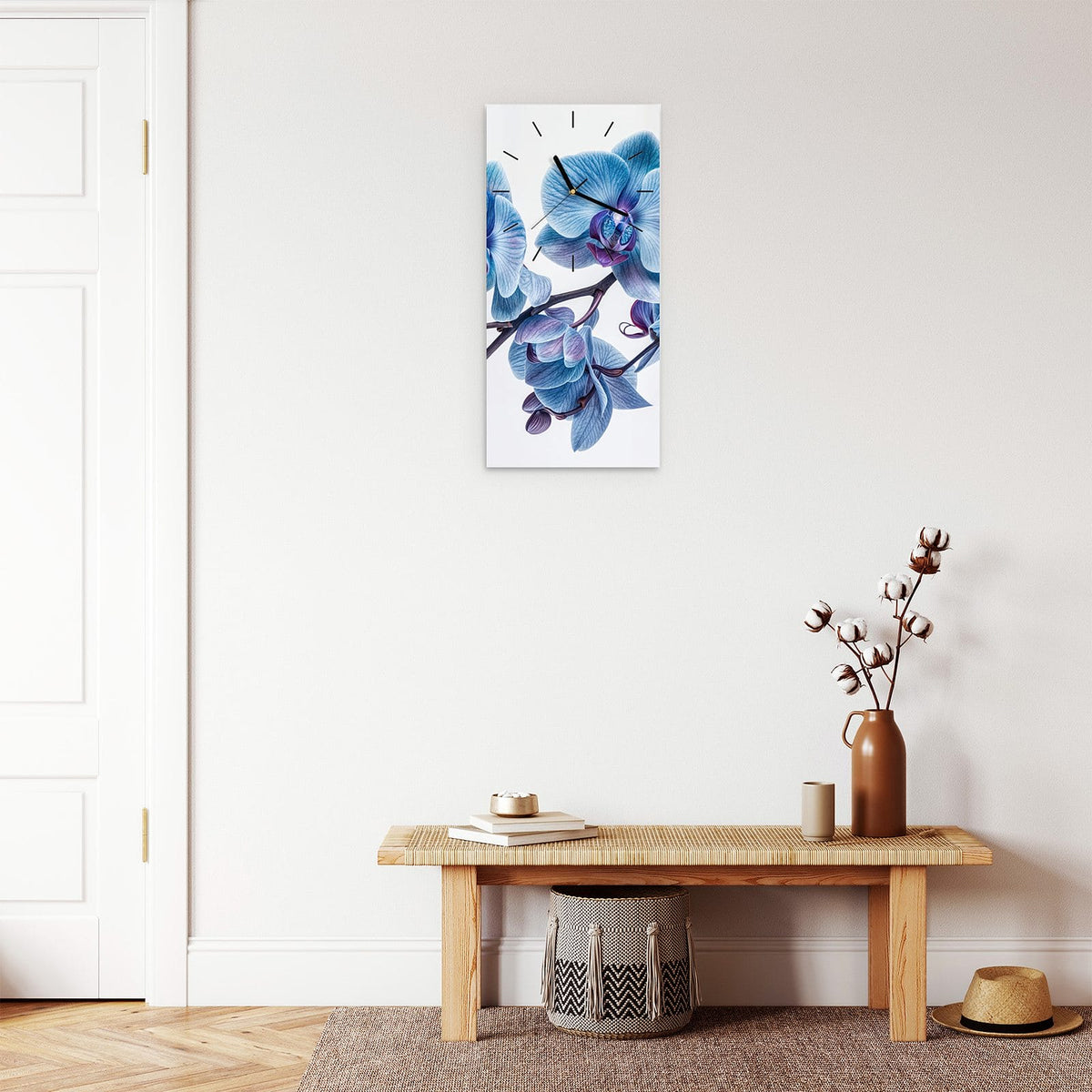 Wanduhr aus Glas im Hochformat Blauviolette Orchidee mit Ziffernblatt Linie über einer Holzbank im Flur