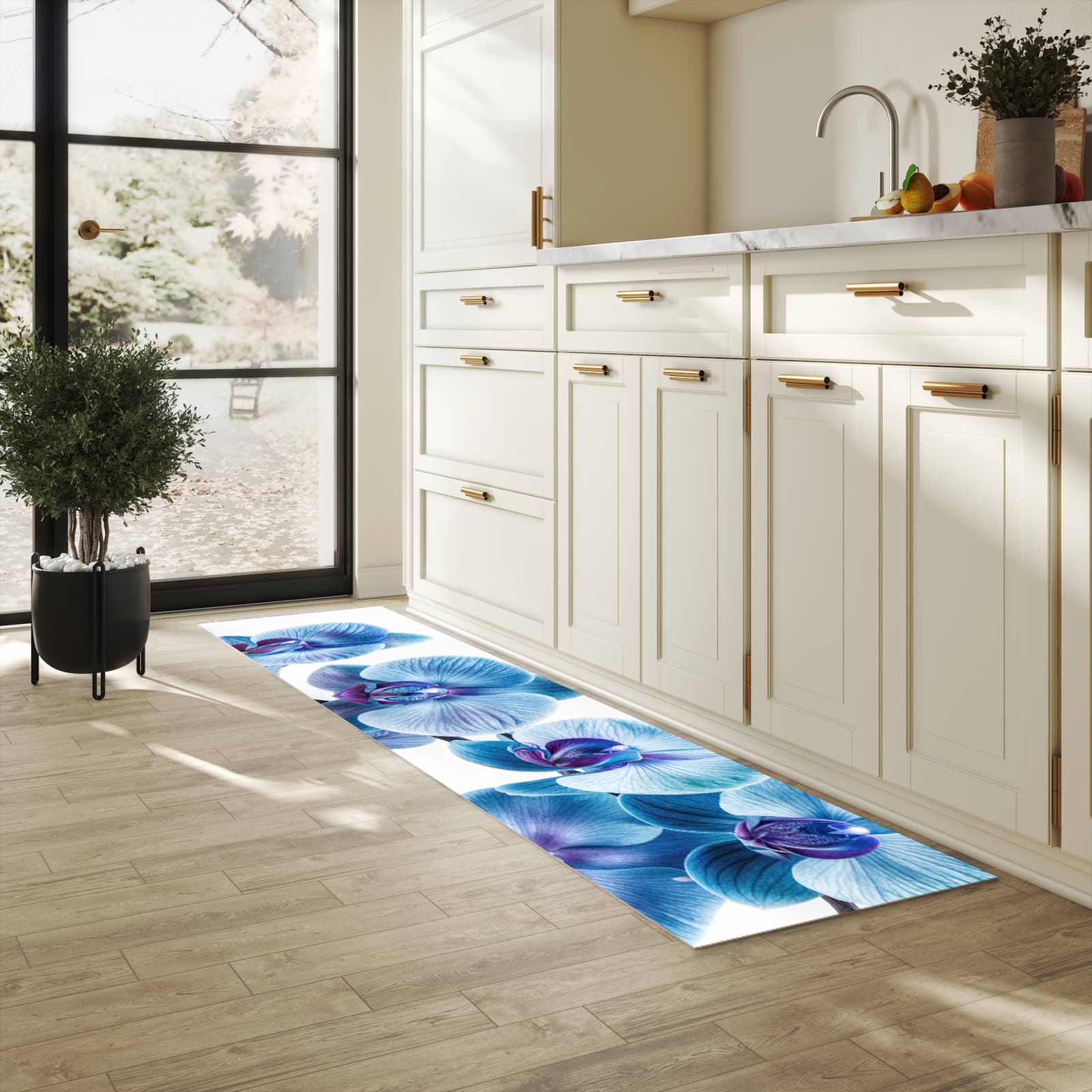 Komfortabler rutschfester Küchenteppich mit Motiv Blaue Orchideen Blüte in heller Küche