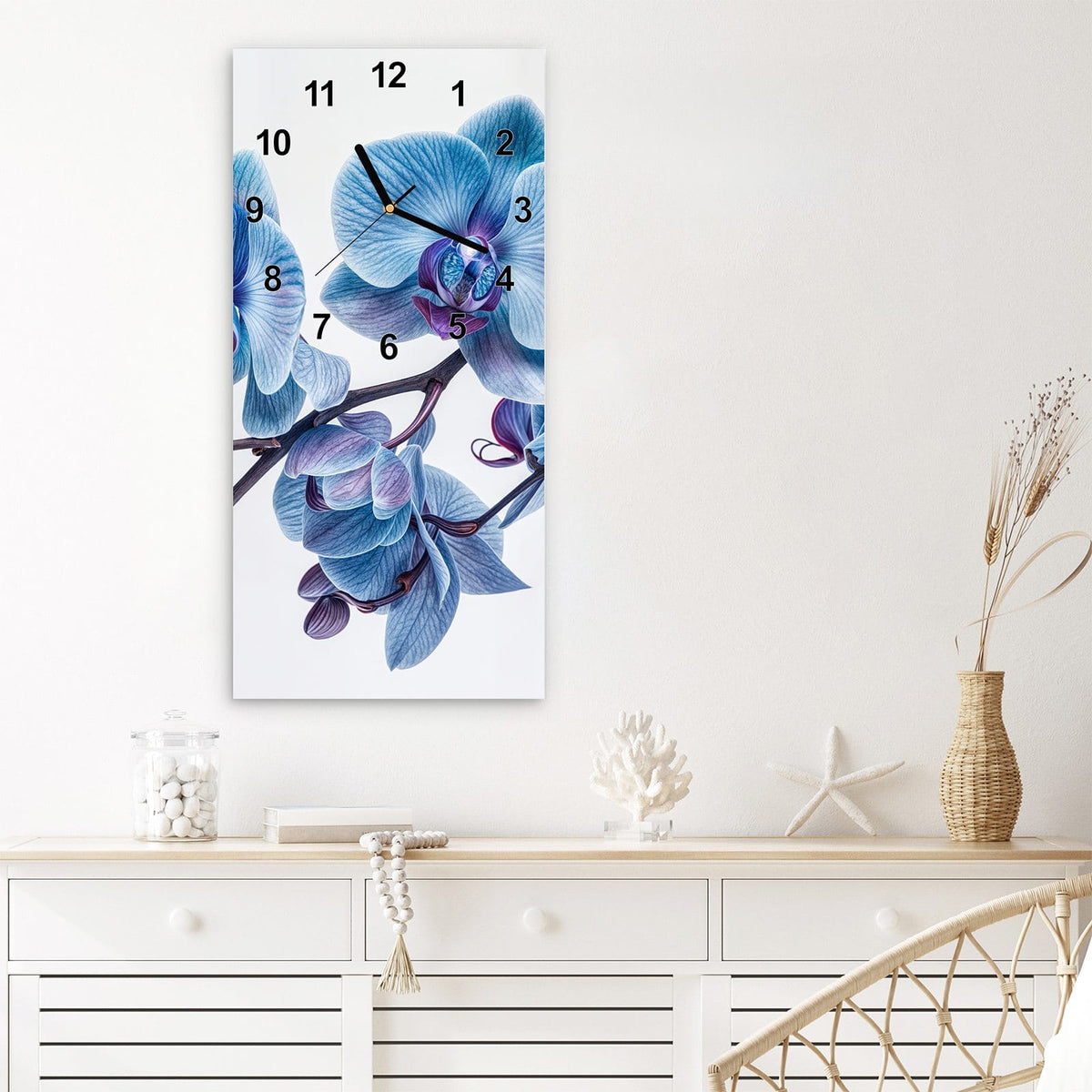 Wanduhr aus Glas im Hochformat Blauviolette Orchidee mit Ziffernblatt Modern über einem weißen Sideboard
