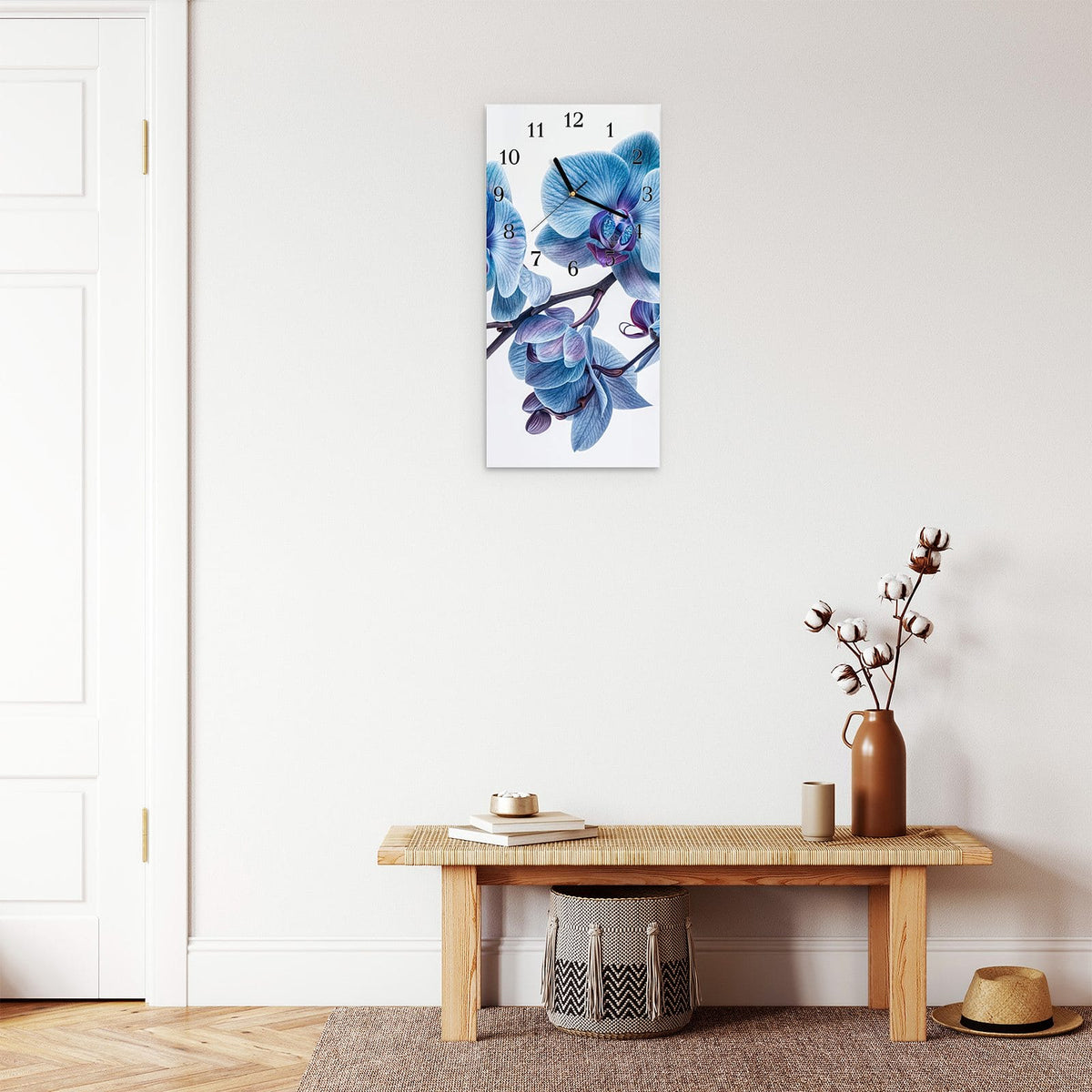 Orchideenzweig mit blauen Blüten und violetten Lippen vor Weiß