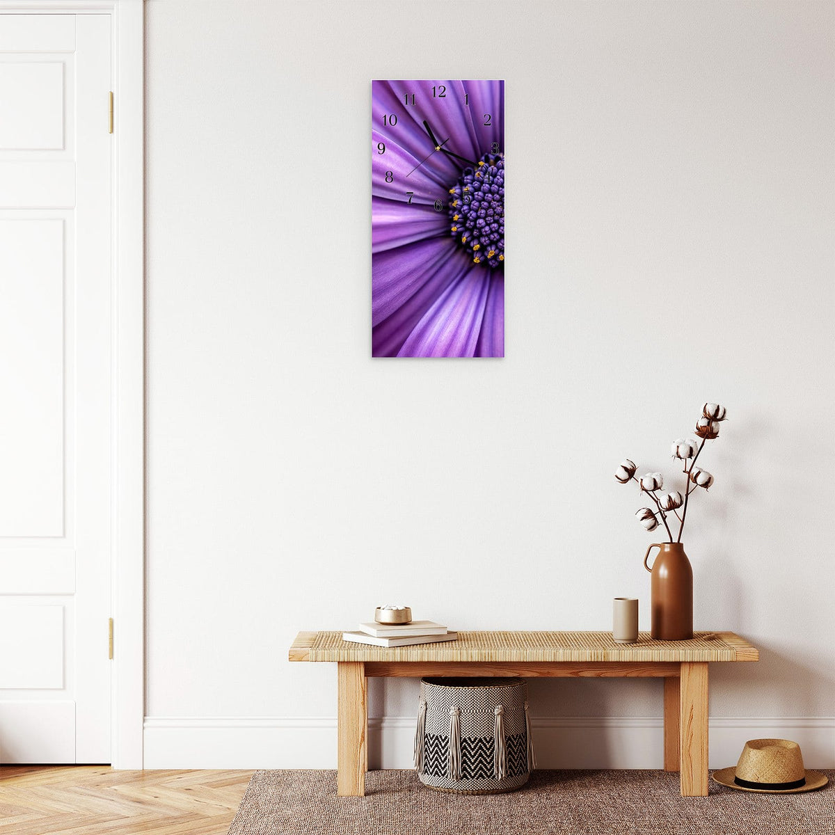 Wanduhr aus Glas im Hochformat Lila Kapkörbchen mit Ziffernblatt Klassisch über einer Holzbank im Flur