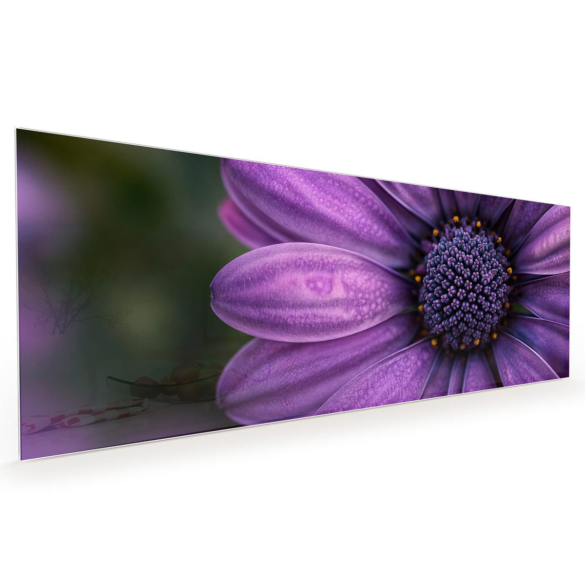 Küchenrückwand aus Glas im Hochformat mit Motiv Violette Samtblüte: Extreme Nahaufnahme samtiger violetter Blütenblätter mit dunklem, gelb getupftem Zentrum.