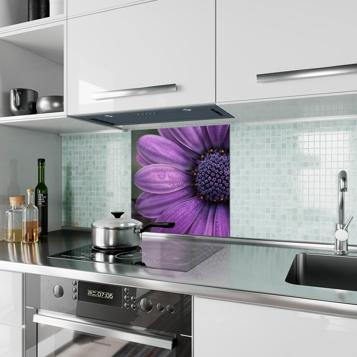 Küchenrückwand aus Glas Violette Samtblüte im quadratischen Format als Spritzschutz hinter dem Kochfeld, über dem Fliesenspiegel montiert