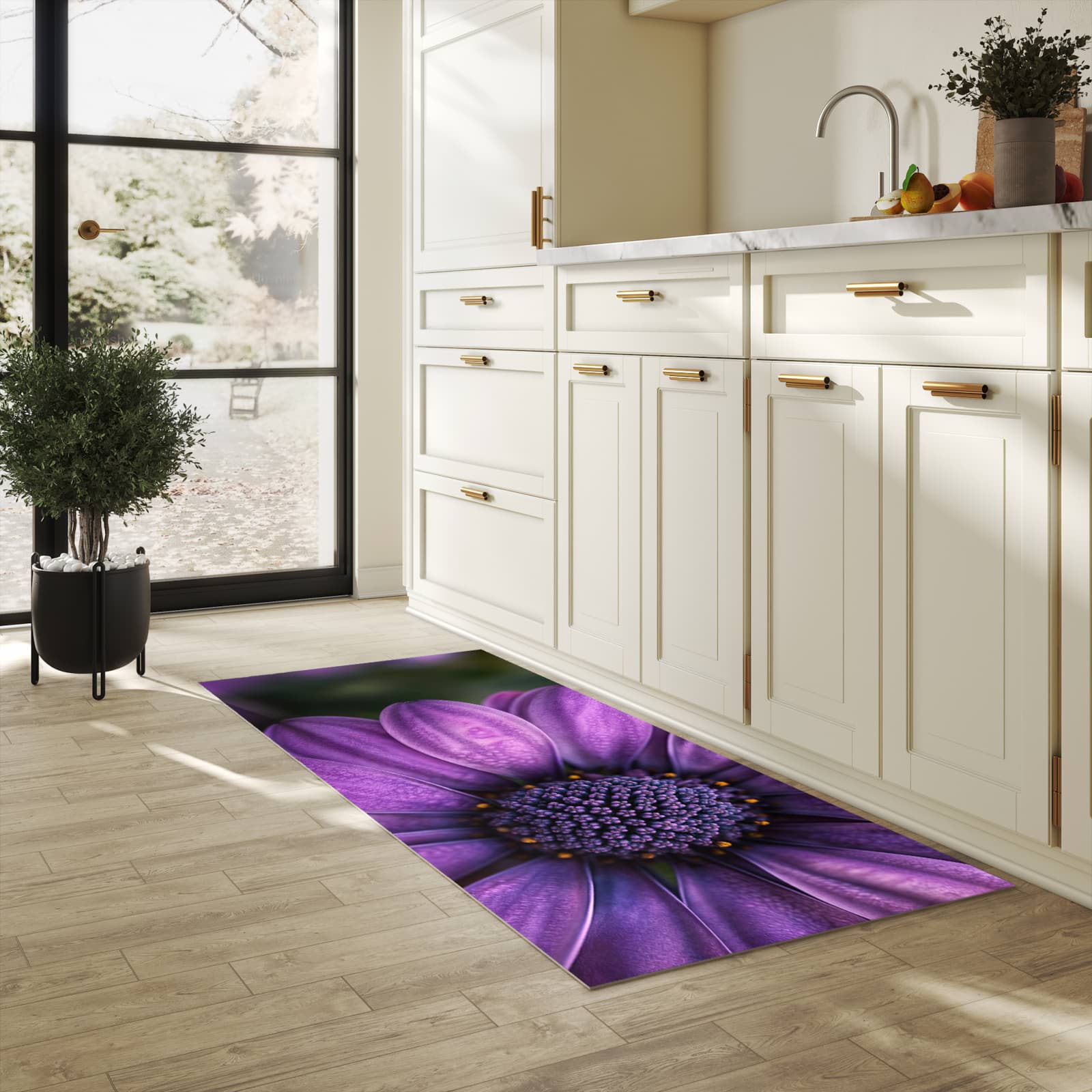 Strapazierfähiger Küchenteppich mit Motiv Lila Blütenwunder in heller Küche