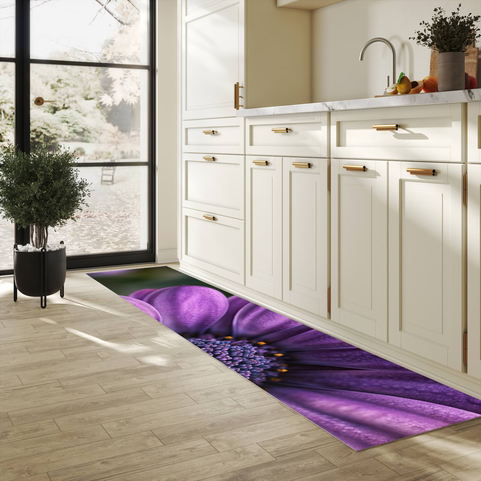 Abwaschbarer Küchenläufer mit Motiv Lila Blütenwunder in heller Küche für angenehme Haptik