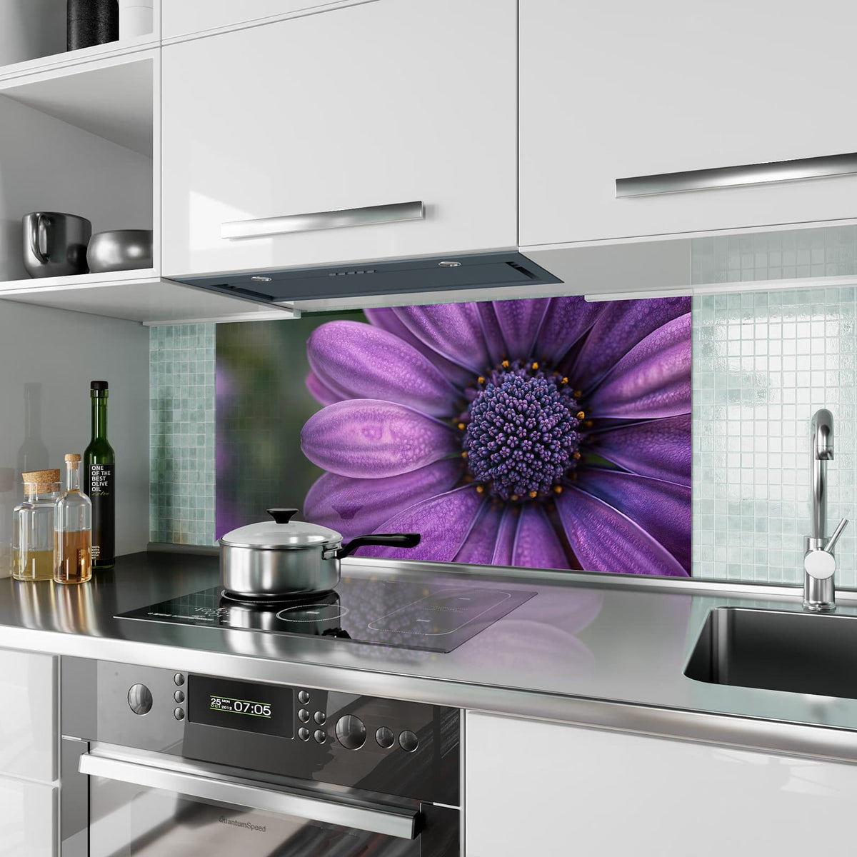 Küchenrückwand aus Glas Violette Samtblüte im Hochformat als Spritzschutz hinter dem Kochfeld, über dem Fliesenspiegel montiert