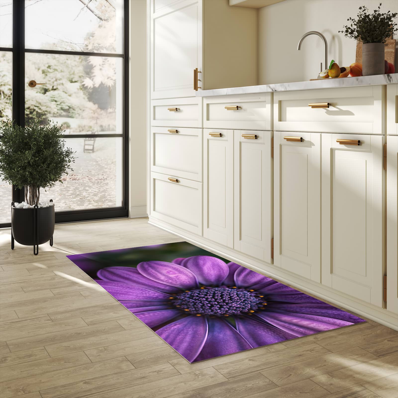 Feuchtigkeitsresistenter Teppich für die Küche mit Motiv Lila Blütenwunder in heller Küche