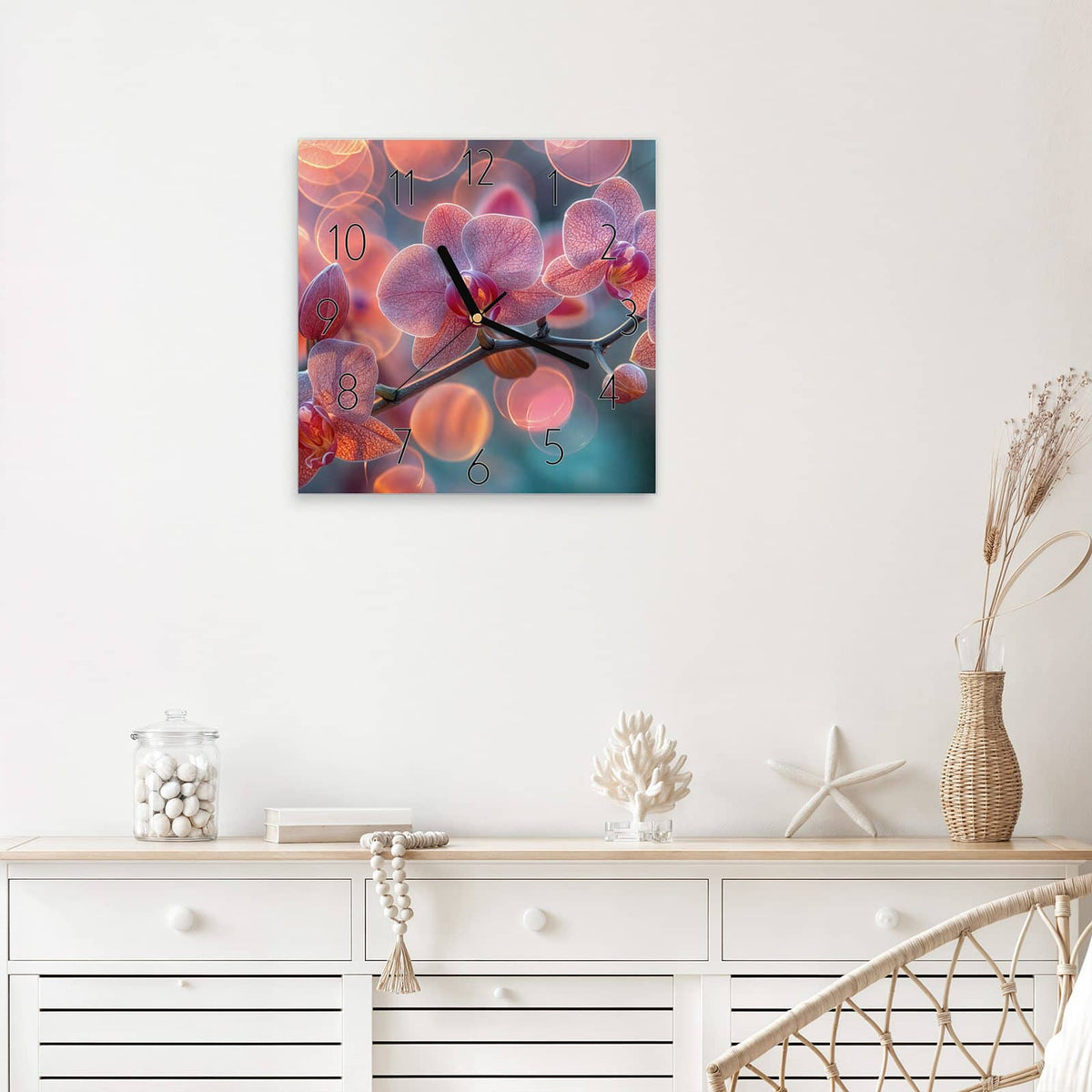 Wanduhr Orchideen vor Orange aus Glas – Quadratisch 30 × 30 cm – Rosa Orchideen vor warmem Bokeh