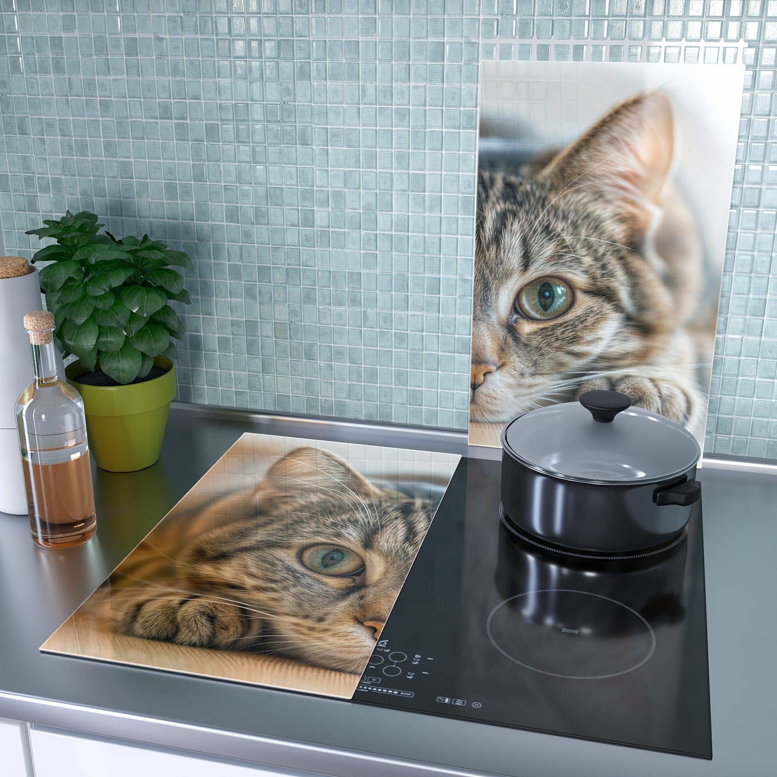 2-teilige Abdeckung für Herdplatte mit Kuschelnde Katze-Motiv als Spritzschutz hinter dem Kochfeld