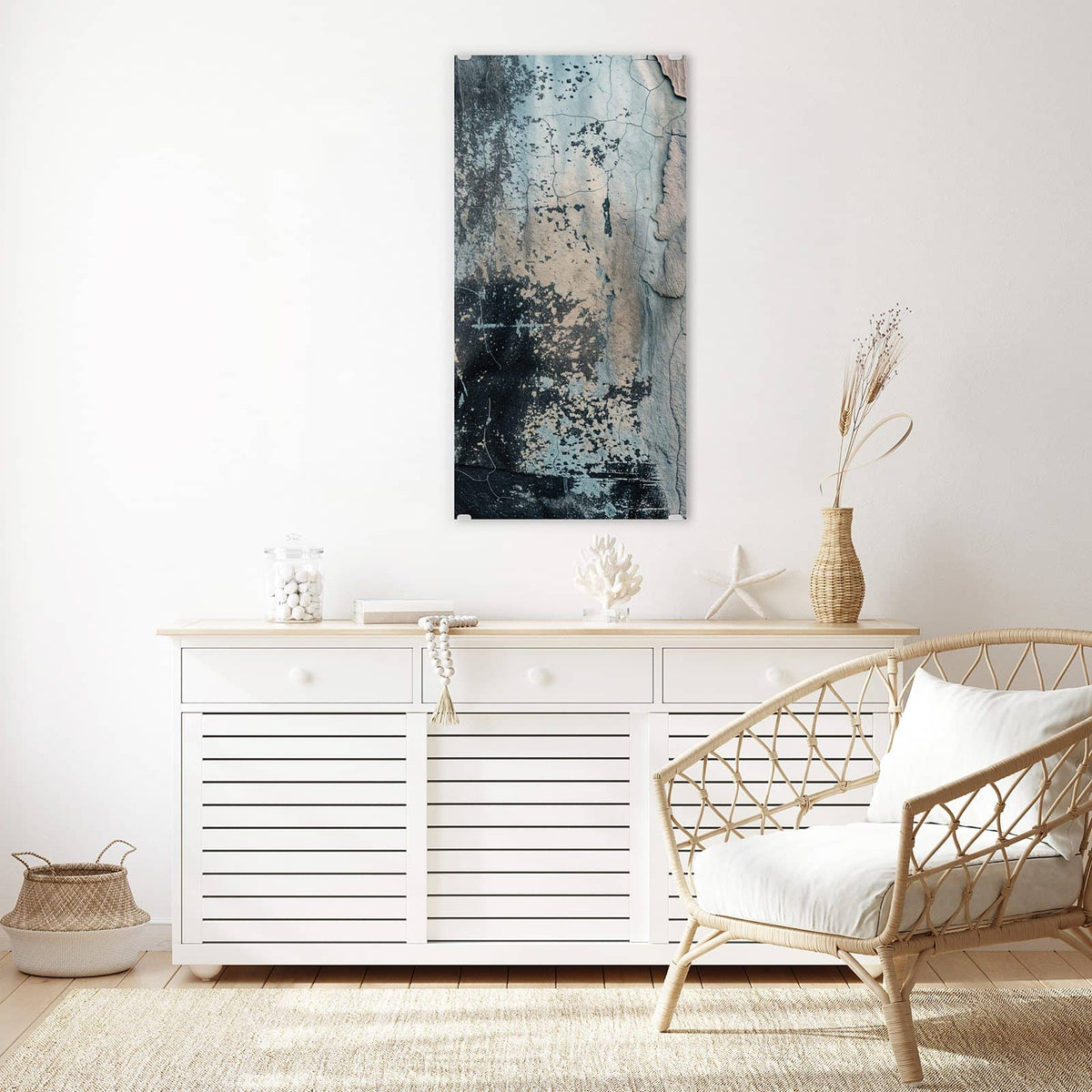 Glasbild Rissiger Putz in Blau an der Wand – Rissige Wand in Blaugrau und Schwarz mit abgeplatzten Stellen in Rosé und Beige