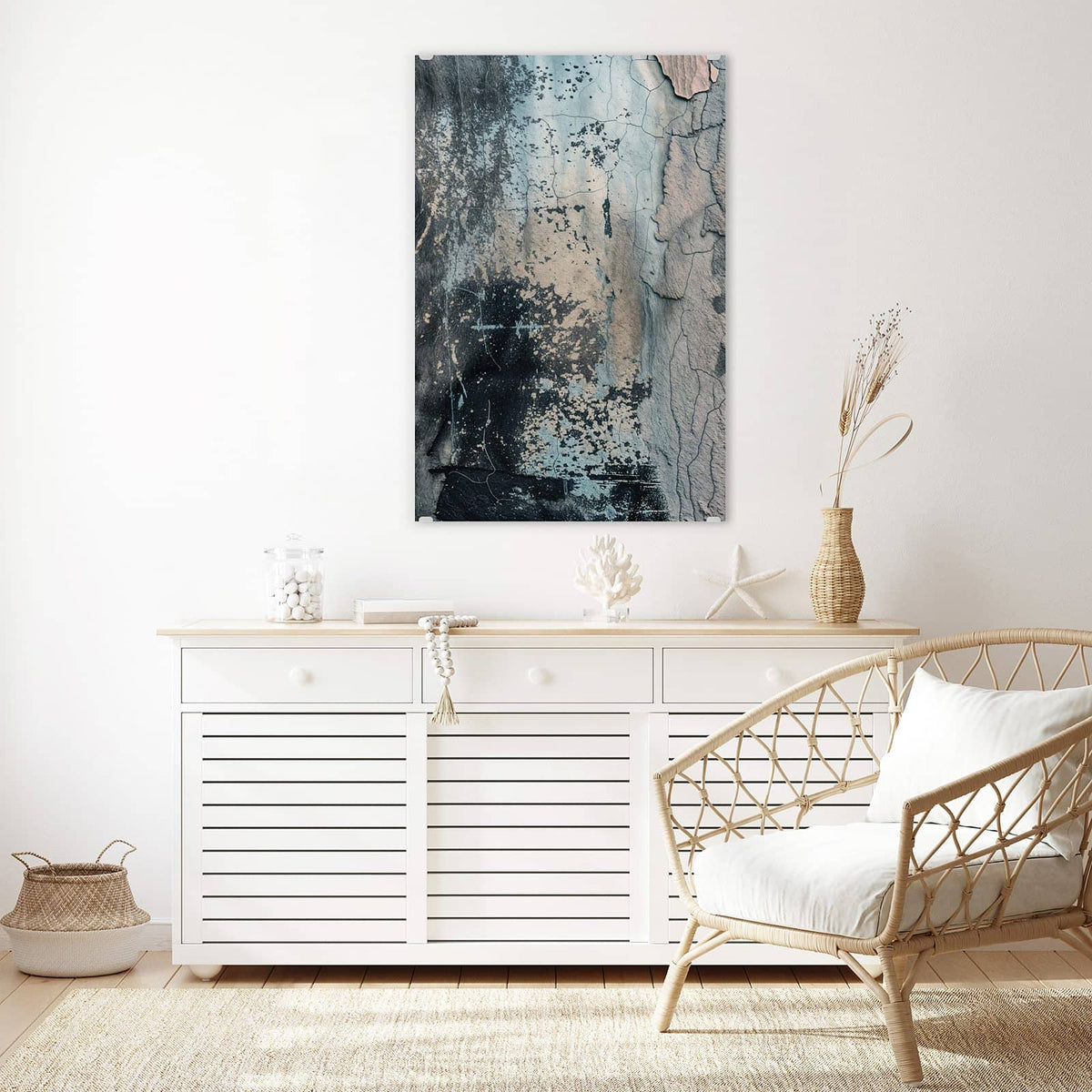 Glasbild Rissiger Putz in Blau an der Wand – Rissige Wand in Blaugrau und Schwarz mit abgeplatzten Stellen in Rosé und Beige