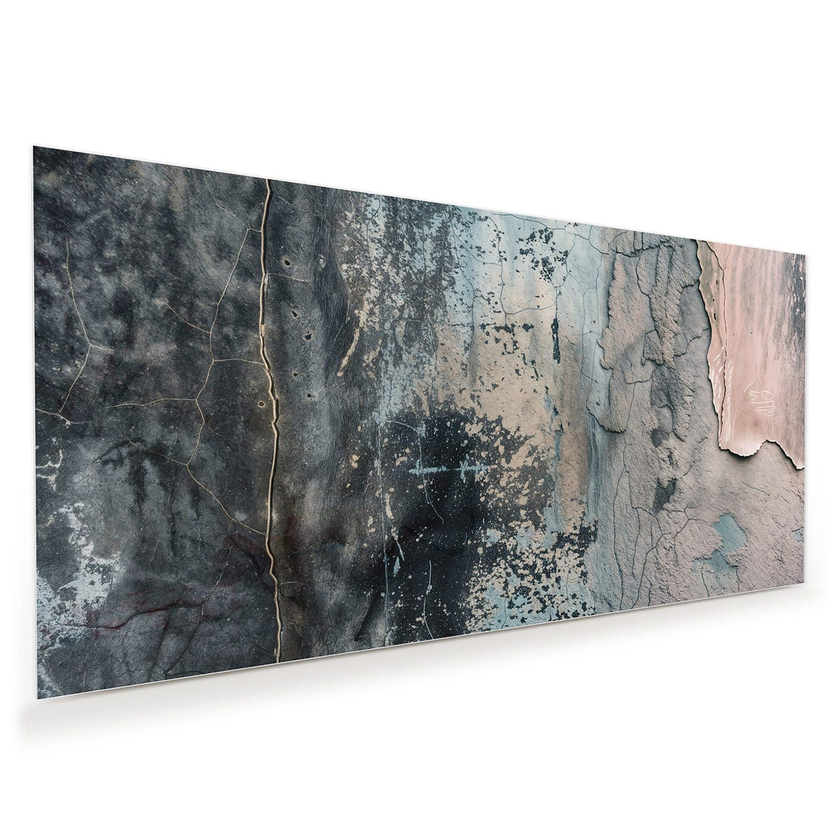 Rissige Wand in Blaugrau und Schwarz mit abgeplatzten Stellen in Rosé und Beige