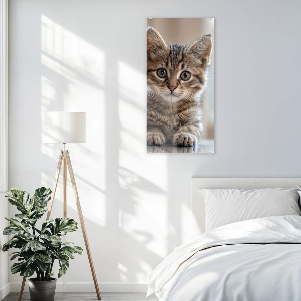 Glasbild Kätzchen mit Stehohren an der Wand – Getigertes Kätzchen mit auffällig großen Stehohren vor beigem Unschärfehintergrund
