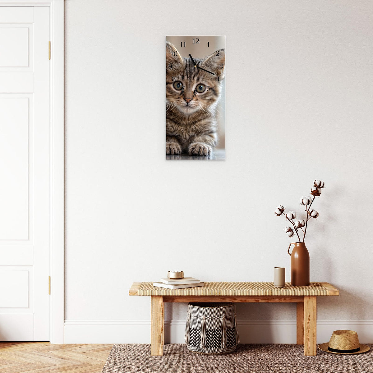 Moderne Wanduhr aus Glas mit Farbtiefe – Wanduhr Katzenjunges aus Glas – Hochformat 30 × 60 cm