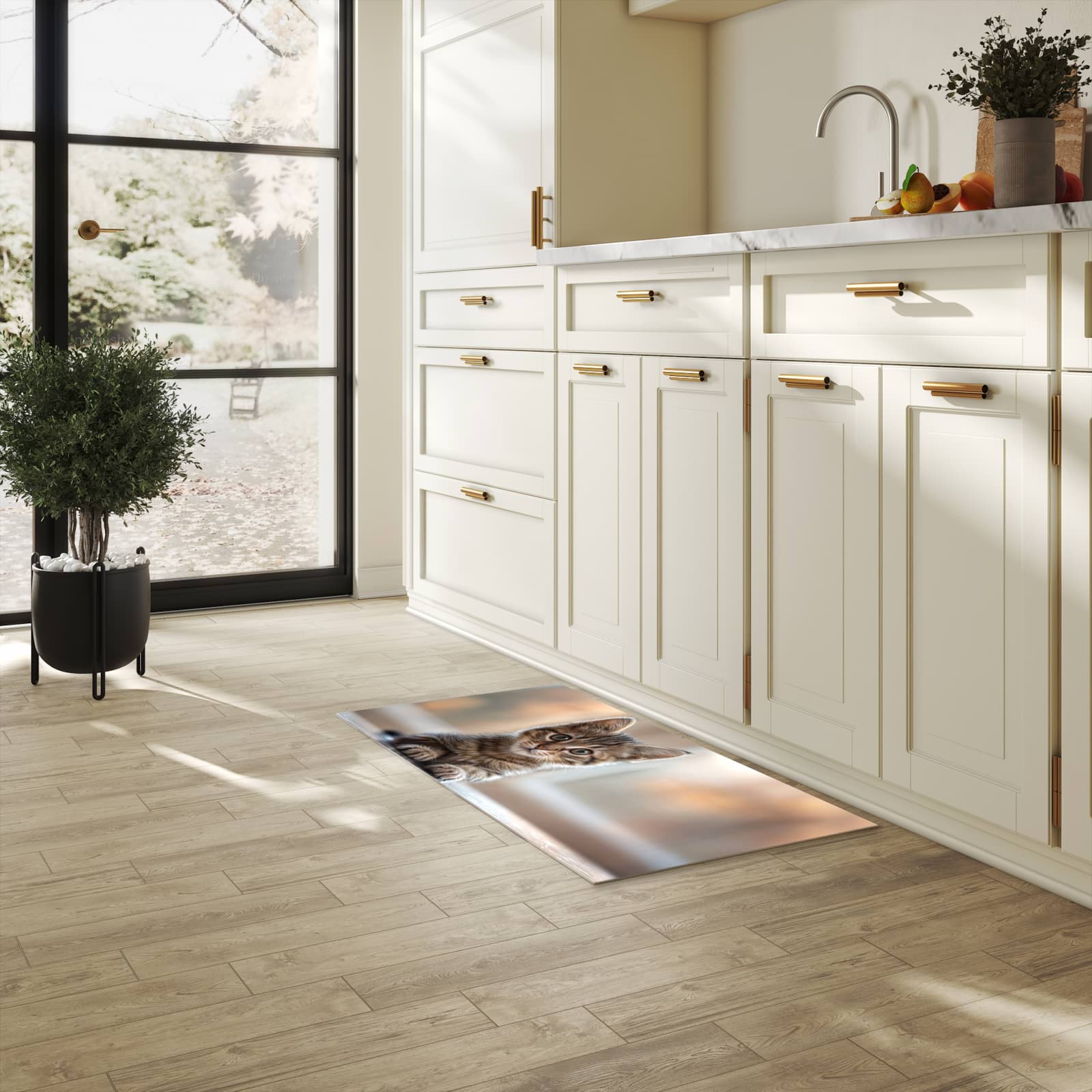 Pflegeleichter Küchenläufer nach Maß mit Motiv Katzenjunges in heller Küche