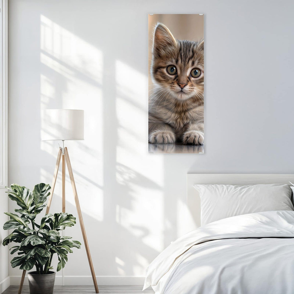 Glasbild Kätzchen mit Stehohren an der Wand – Getigertes Kätzchen mit auffällig großen Stehohren vor beigem Unschärfehintergrund