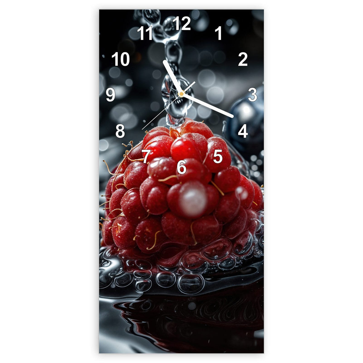 Wanduhr aus Glas, Ziffernblatt Modern: Makro: eine Himbeere und Blaubeeren in dunklem Wasser, ein Tropfen fällt herab