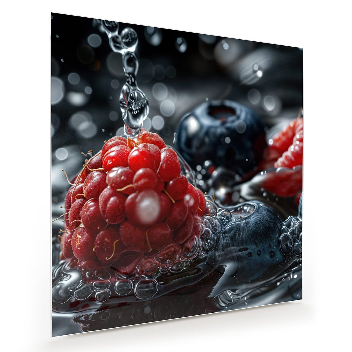 Makro: eine Himbeere und Blaubeeren in dunklem Wasser, ein Tropfen fällt herab