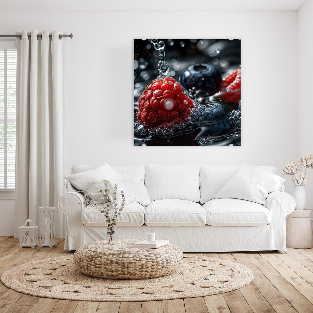 Glasbild Himbeere und Blaubeeren an der Wand – Makro: eine Himbeere und Blaubeeren in dunklem Wasser, ein Tropfen fällt herab