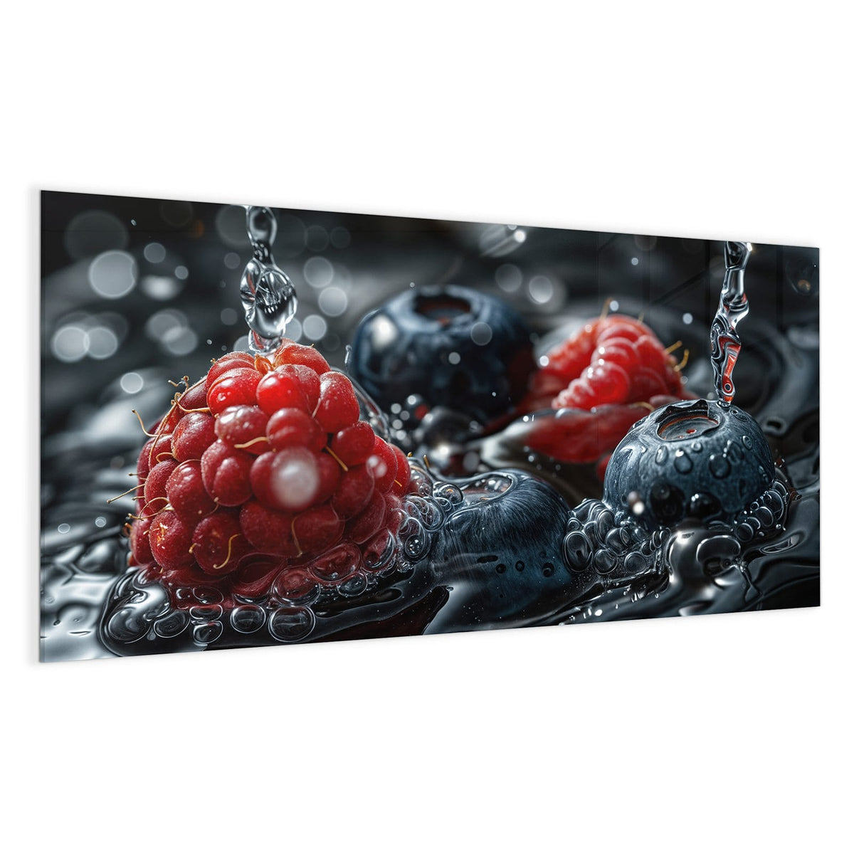 Makro: eine Himbeere und Blaubeeren in dunklem Wasser, ein Tropfen fällt herab