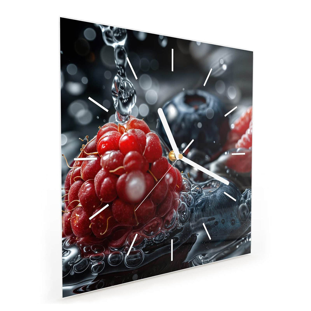 Quadratische Wanduhr aus Glas Himbeere und Blaubeeren schräg von der Seite, 4 mm starkes Glas