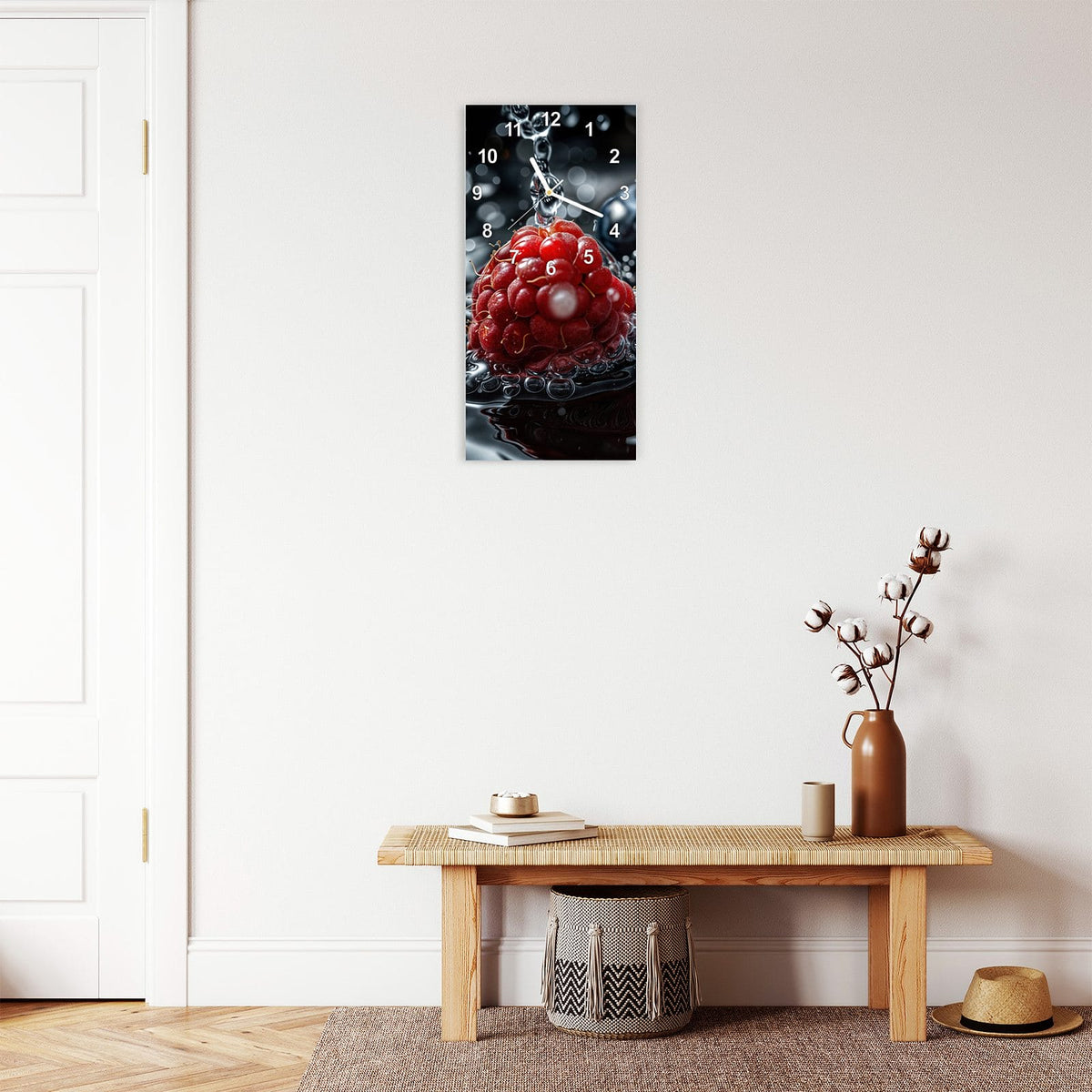 Wanduhr aus Glas im Hochformat Himbeere und Blaubeeren mit Ziffernblatt Modern über einer Holzbank im Flur