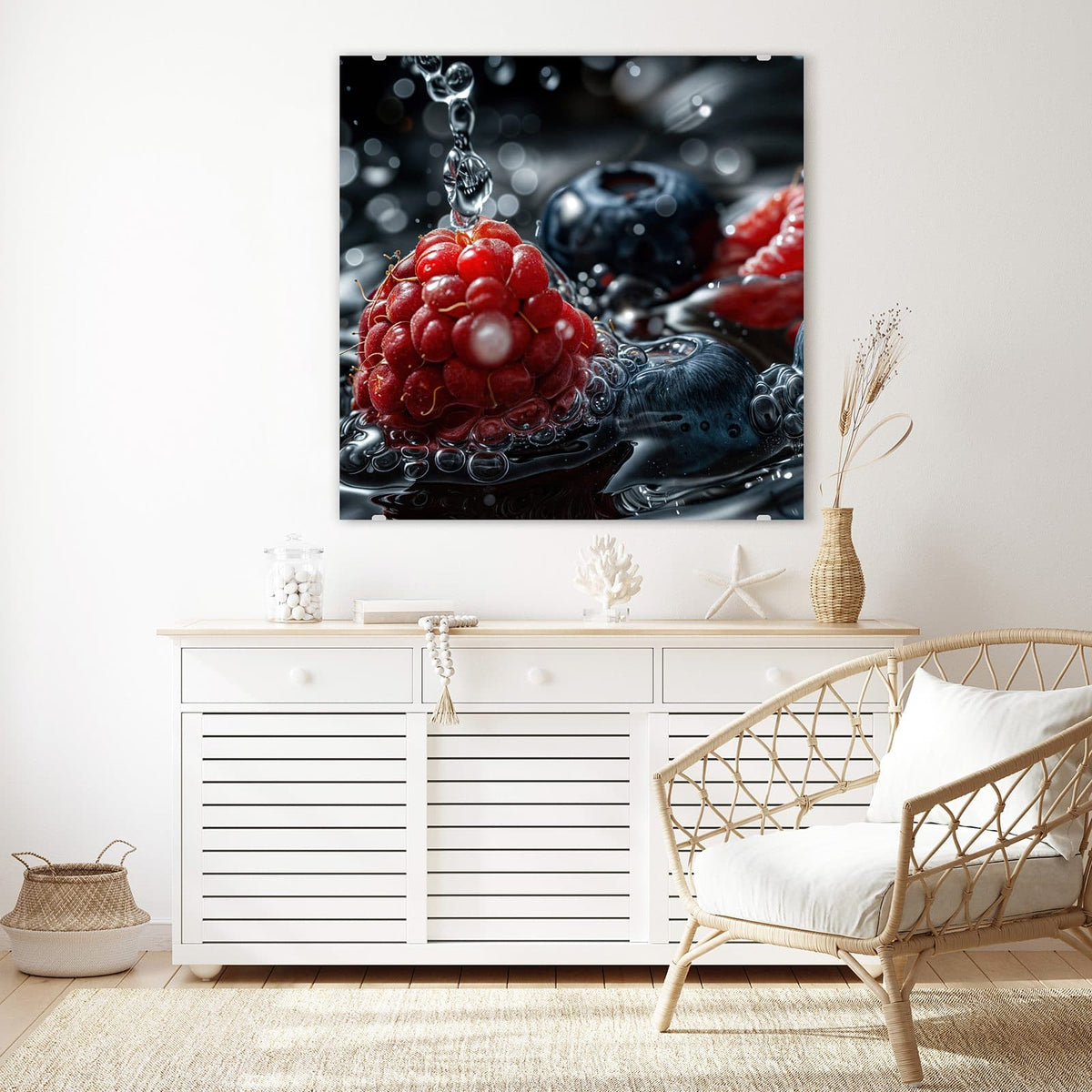 Glasbild Himbeere und Blaubeeren an der Wand – Makro: eine Himbeere und Blaubeeren in dunklem Wasser, ein Tropfen fällt herab
