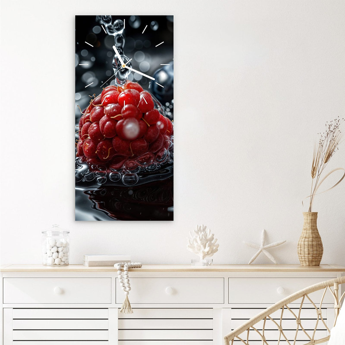 Wanduhr aus Glas im Hochformat Himbeere und Blaubeeren mit Ziffernblatt Linie über einem weißen Sideboard