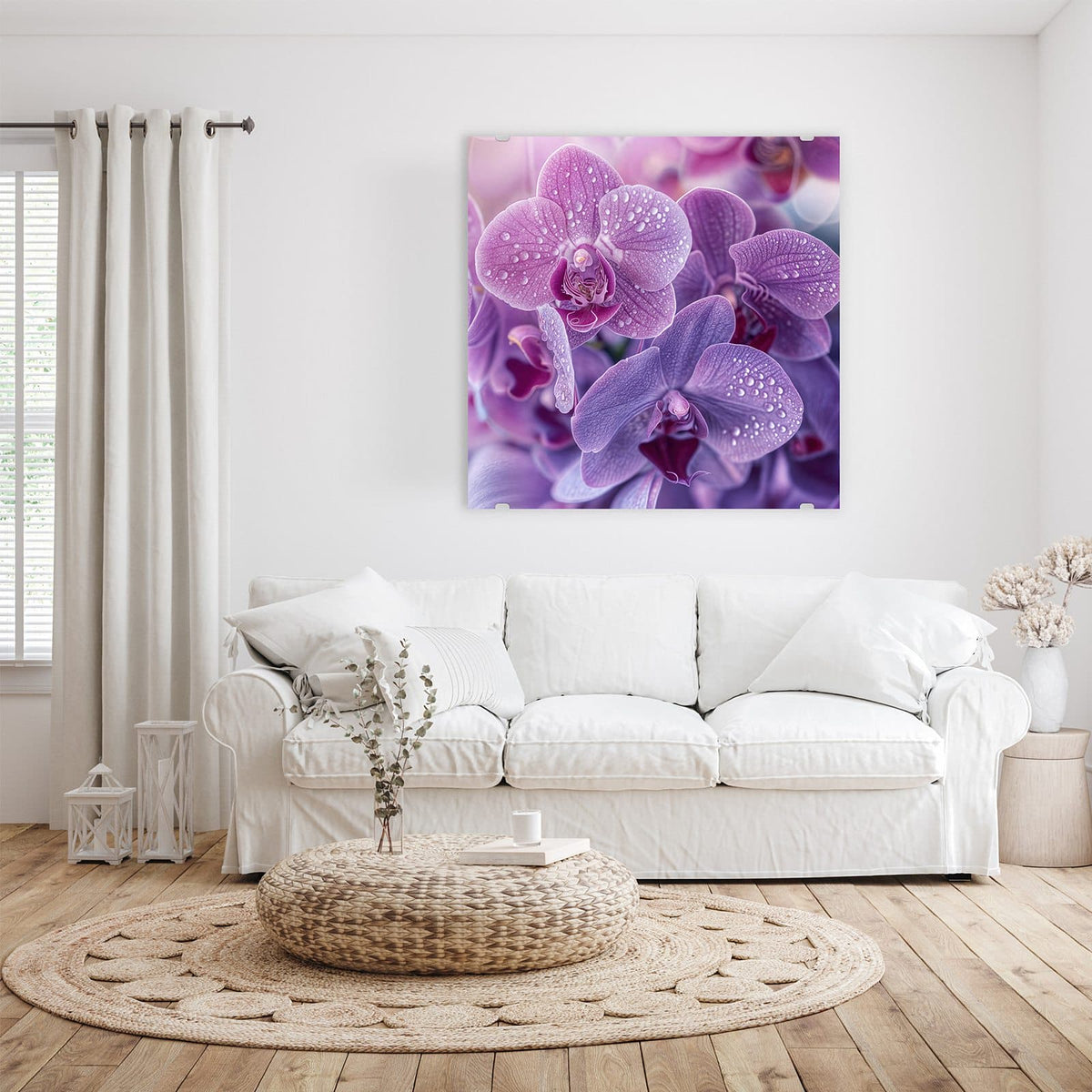 Violette Orchideenblüten mit vielen Wassertropfen, dicht gestaffelt