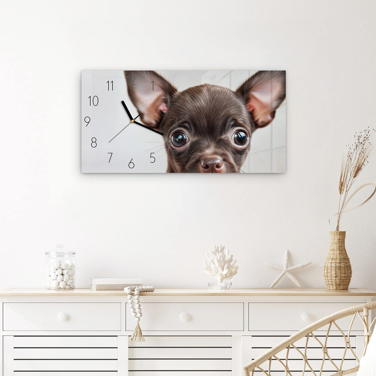 Wanduhr Niedlicher Welpenblick aus Glas – Querformat 60 × 30 cm – Brauner Welpe mit funkelndem Halsband