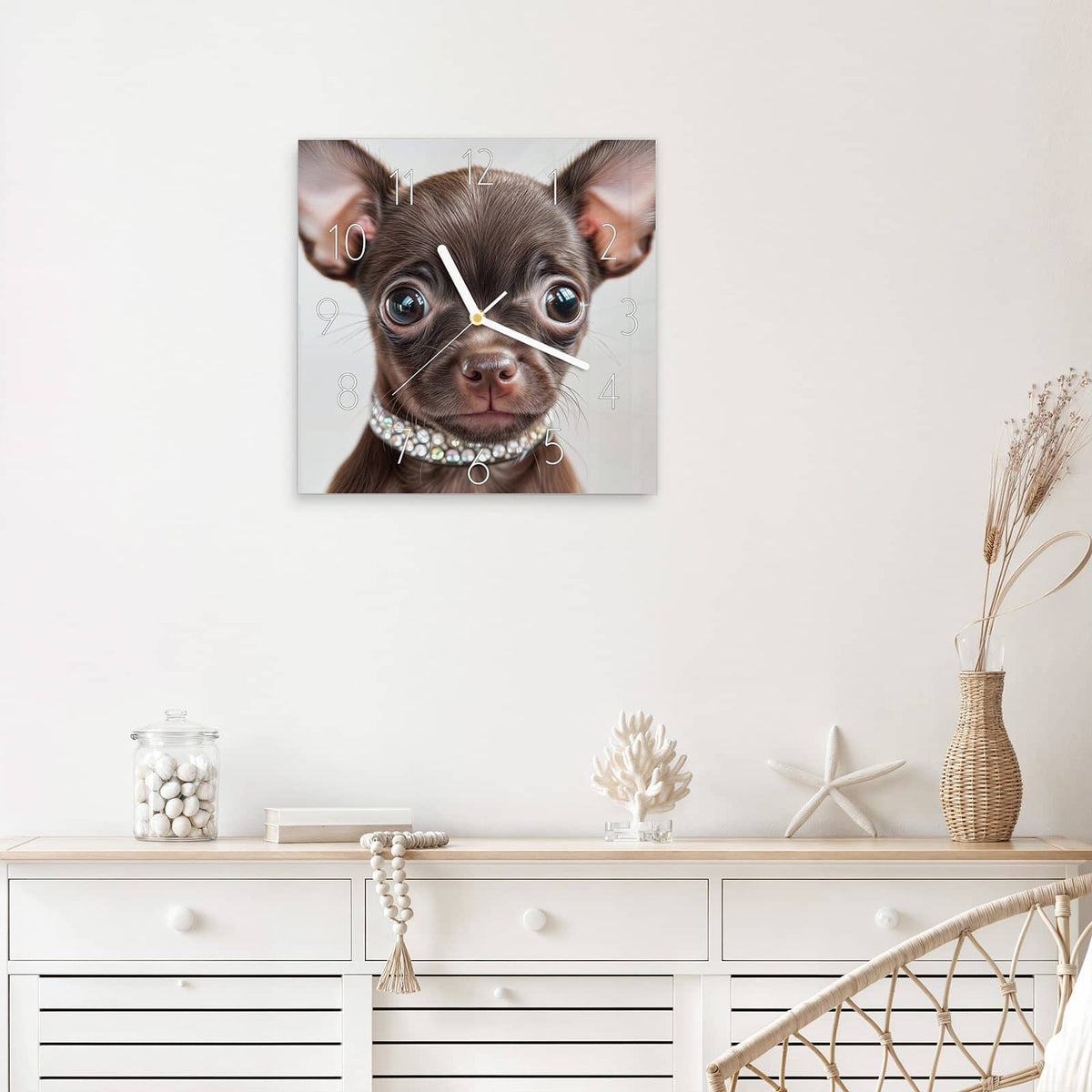 Wanduhr Chihuahua mit Halsband aus Glas – Quadratisch 30 × 30 cm – Brauner Welpe mit funkelndem Halsband