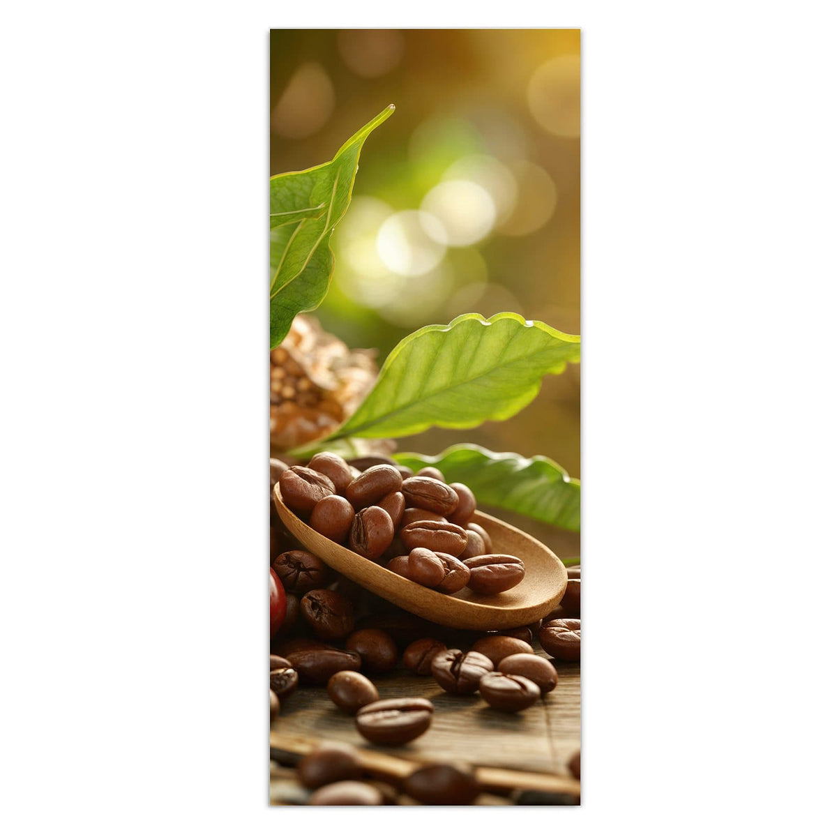 Kaffeebohnen mit grünen Blättern, Jutesack und zwei roten Kaffeekirschen