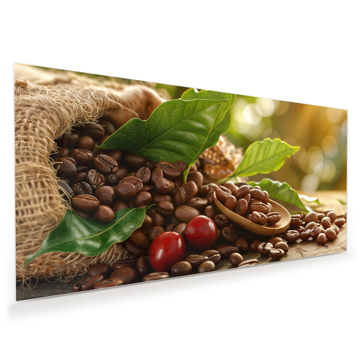 Kaffeebohnen mit grünen Blättern, Jutesack und zwei roten Kaffeekirschen