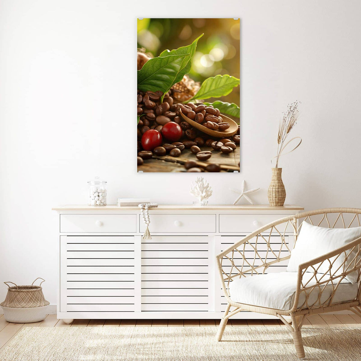 Glasbild Rote Kaffeekirschen an der Wand – Kaffeebohnen mit grünen Blättern, Jutesack und zwei roten Kaffeekirschen
