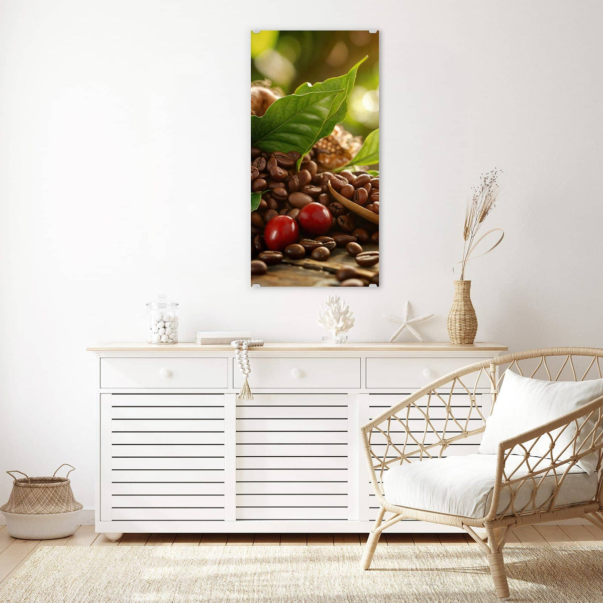 Glasbild Rote Kaffeekirschen an der Wand – Kaffeebohnen mit grünen Blättern, Jutesack und zwei roten Kaffeekirschen
