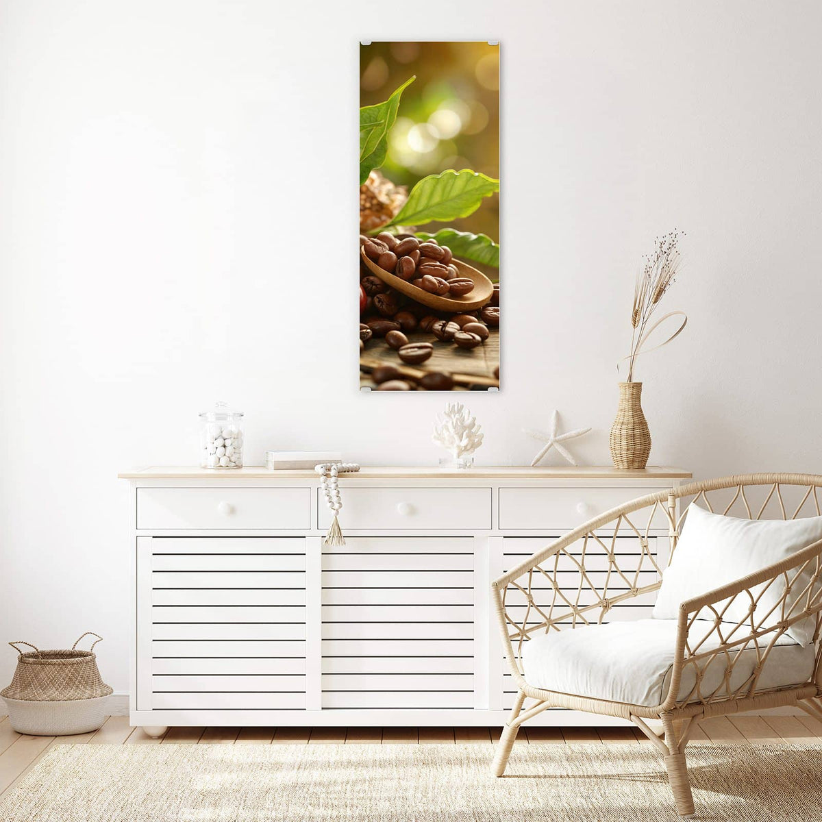 Glasbild Rote Kaffeekirschen an der Wand – Kaffeebohnen mit grünen Blättern, Jutesack und zwei roten Kaffeekirschen