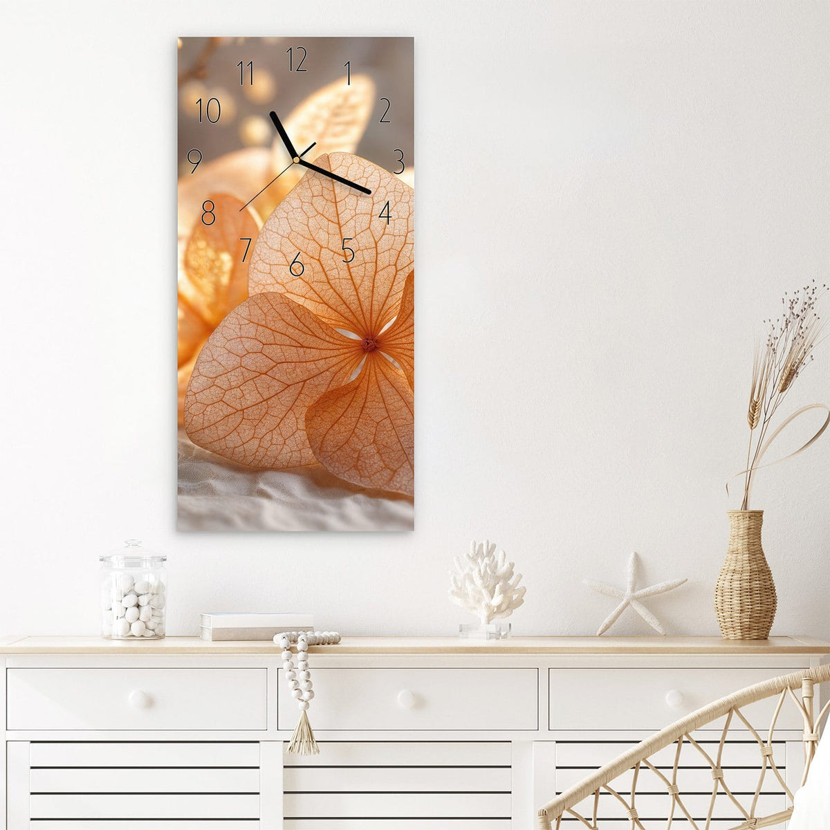 Wanduhr Blumenarrangement aus Glas – Orange Blüten vor heller Vase