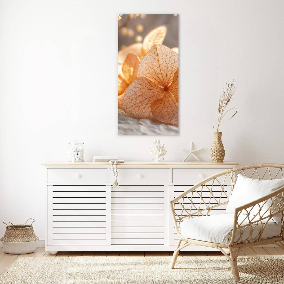 Glasbild Hortensie in Apricot an der Wand – Durchscheinende, fein geäderte Hortensienblüten in Apricot auf hellem Stoff.