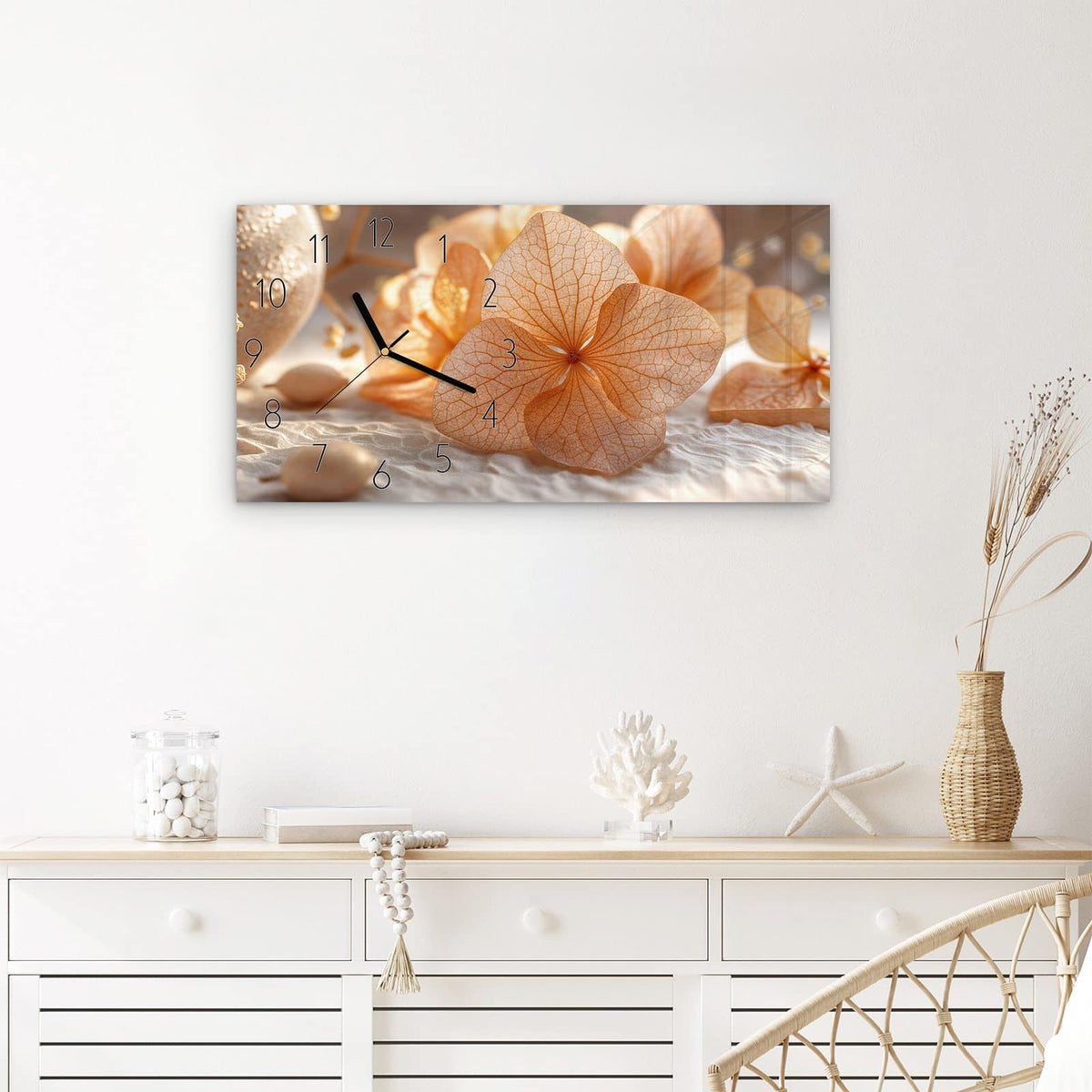 Wanduhr Blumenarrangement aus Glas – Querformat 60 × 30 cm – Orange Blüten vor heller Vase