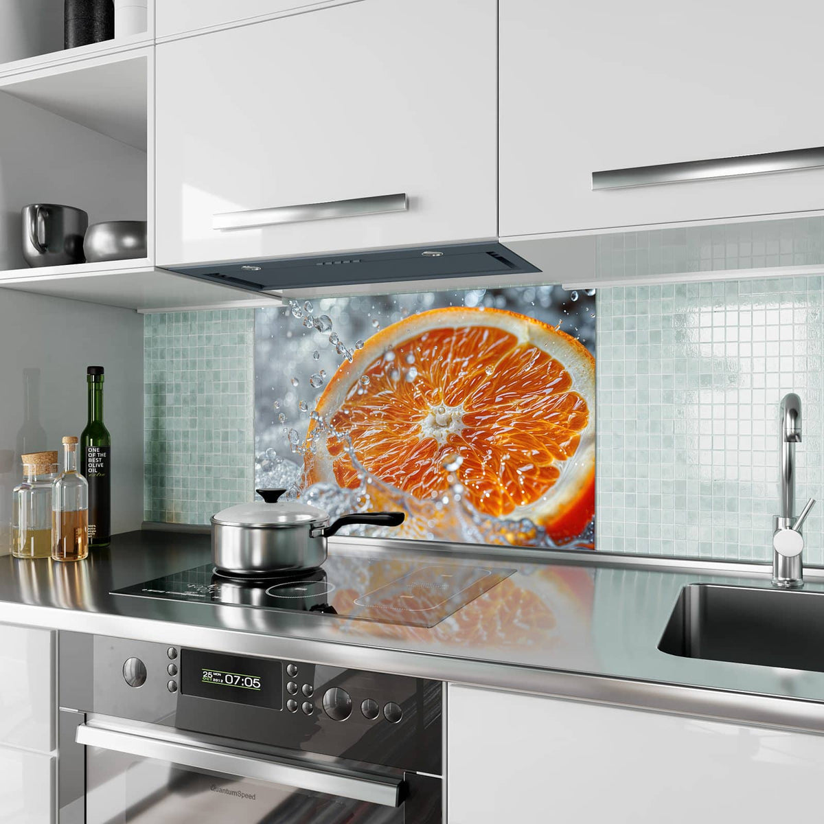 Küchenrückwand aus Glas Orangenscheibe im Wasser im Hochformat als Spritzschutz hinter dem Kochfeld, über dem Fliesenspiegel montiert