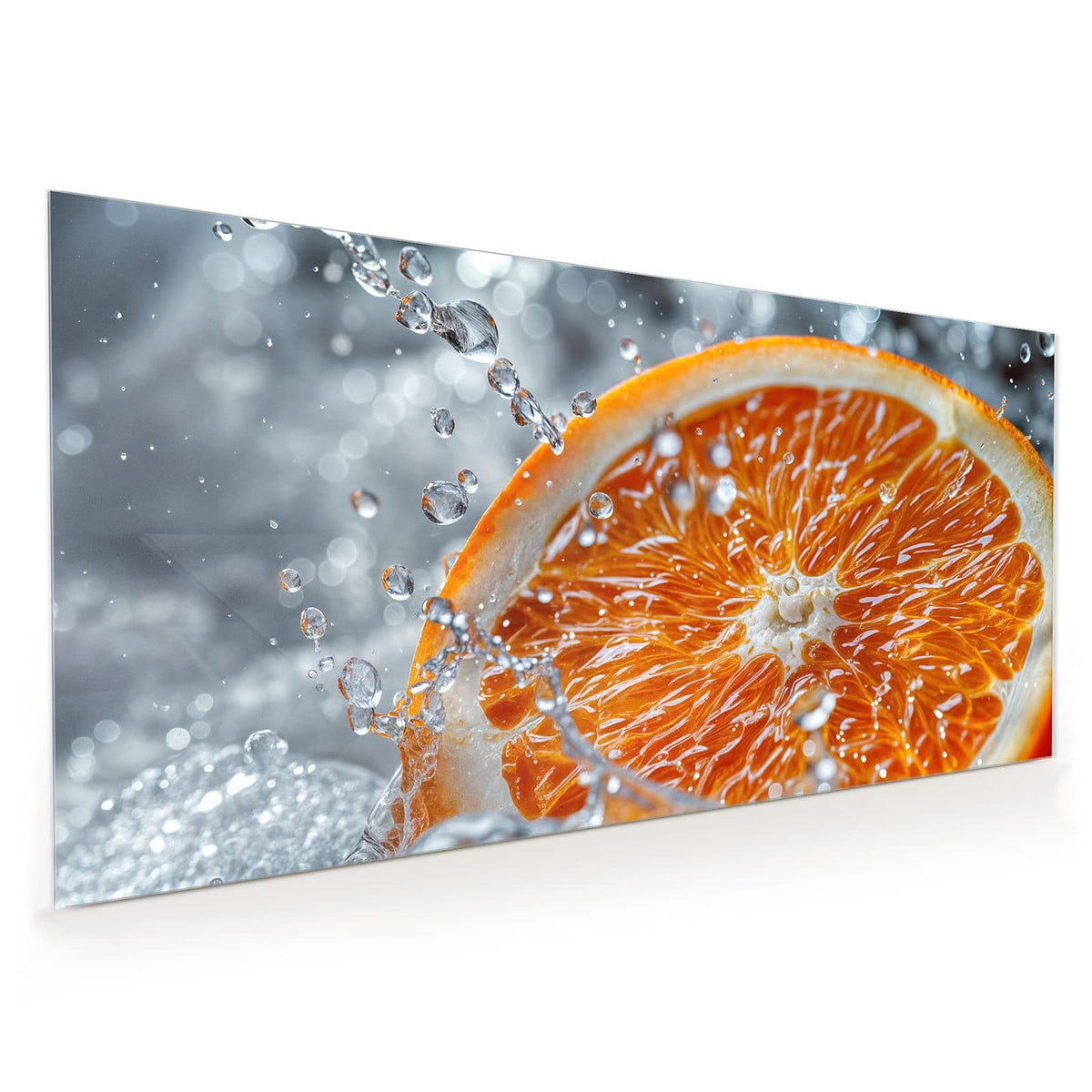 Küchenrückwand aus Glas im Hochformat: Eine dicke Orangenscheibe in Nahaufnahme, umgeben von Wassertropfen und Spritzern