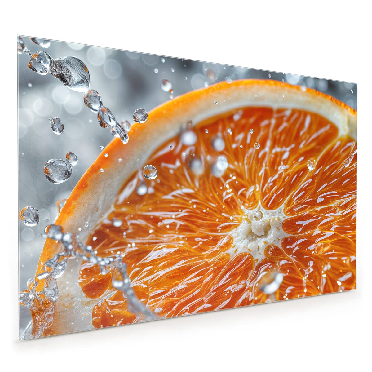 Küchenrückwand aus Glas im Hochformat: Eine dicke Orangenscheibe in Nahaufnahme, umgeben von Wassertropfen und Spritzern