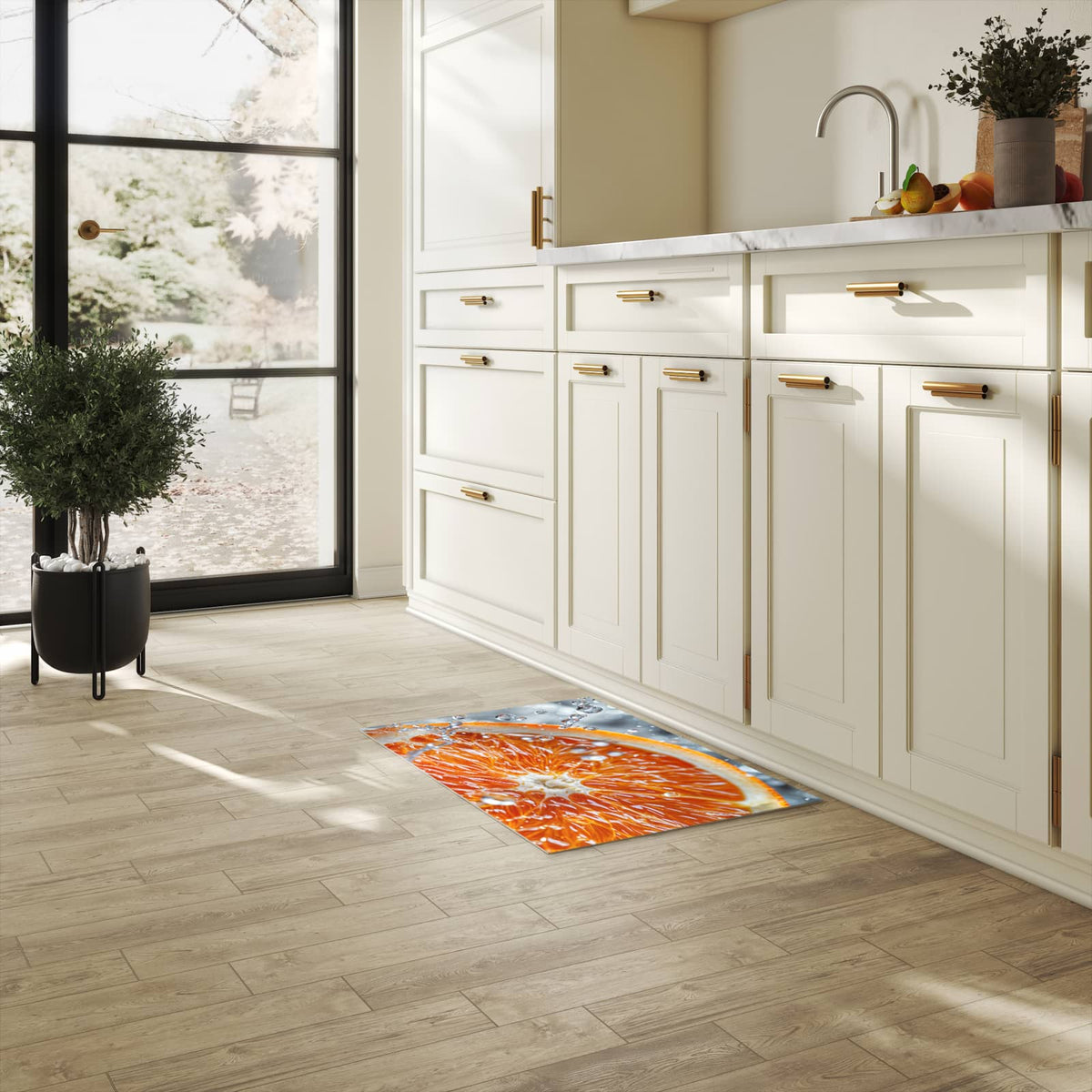 Strapazierfähiger Küchenteppich mit Motiv Orangenscheibe Spritz in heller Küche