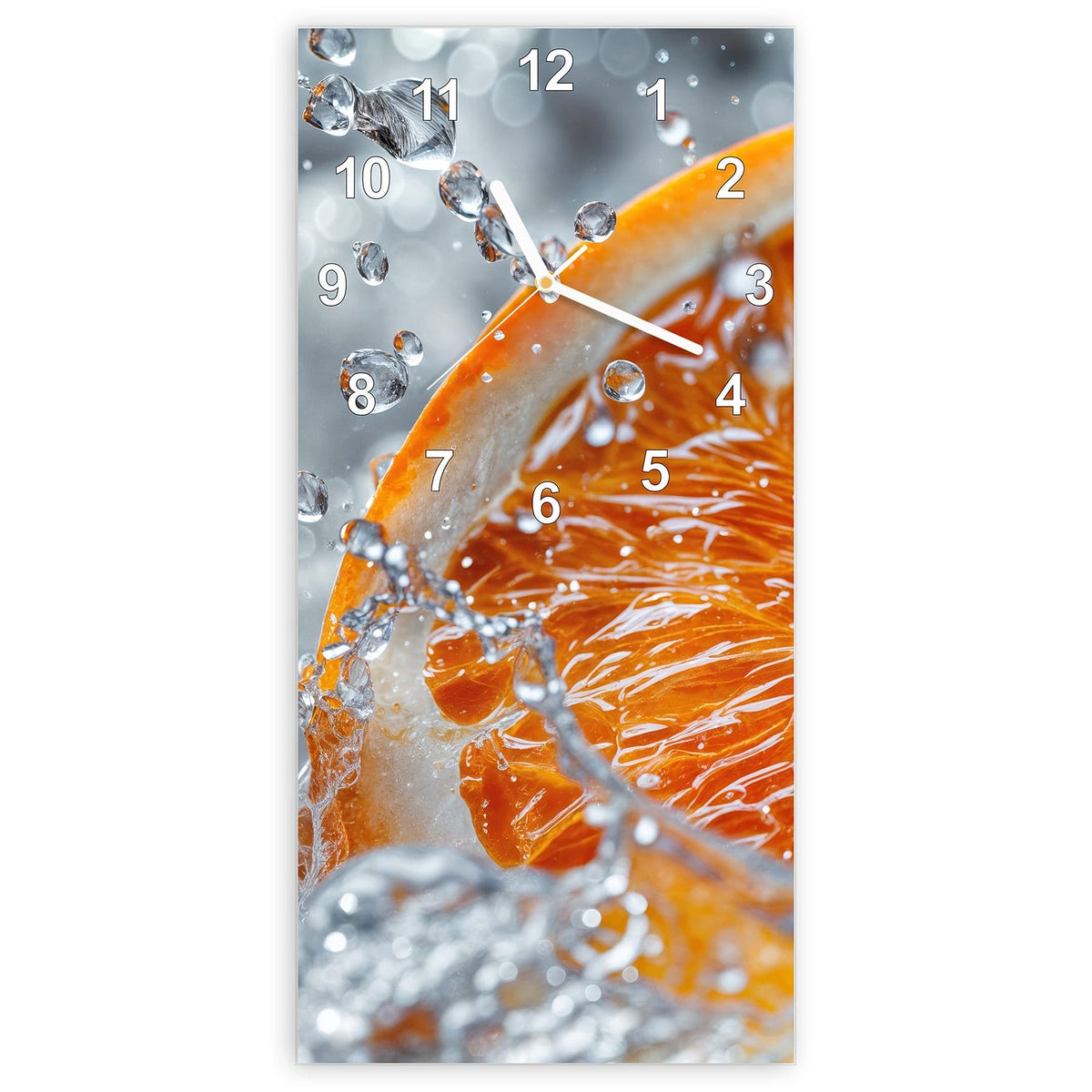 Wanduhr aus Glas, Ziffernblatt Modern: Eine dicke Orangenscheibe in Nahaufnahme, umgeben von Wassertropfen und Spritzern