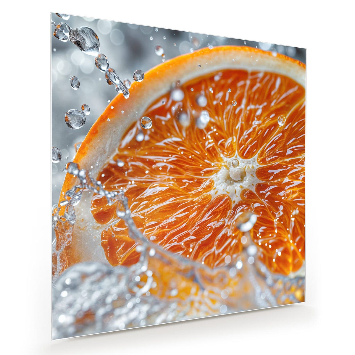 Eine dicke Orangenscheibe in Nahaufnahme, umgeben von Wassertropfen und Spritzern