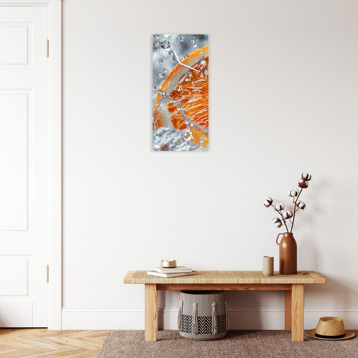 Wanduhr aus Glas im Hochformat Orangenscheibe im Wasser mit Ziffernblatt Modern über einer Holzbank im Flur