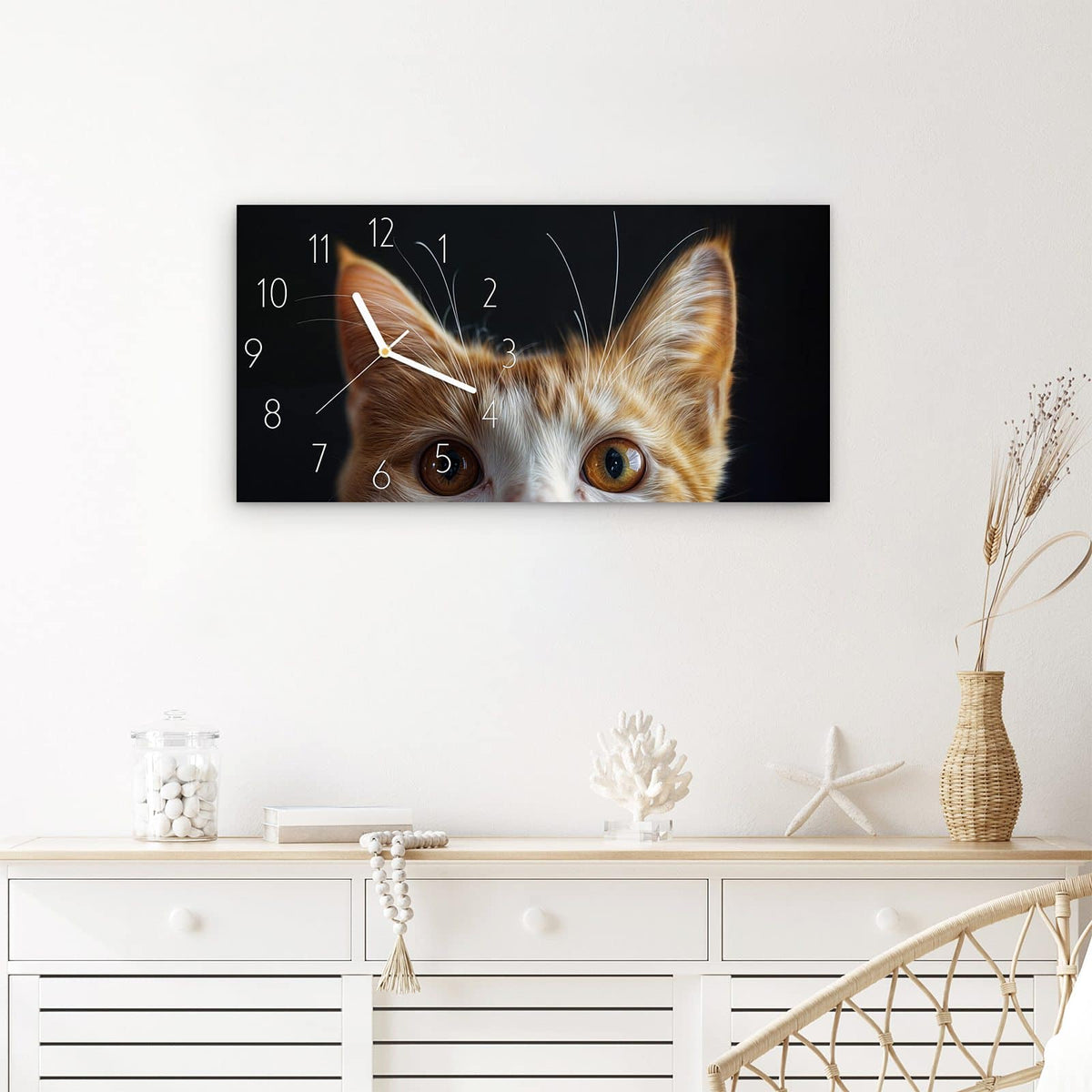 Wanduhr Sanfter Katzenblick aus Glas – Querformat 60 × 30 cm – Bernsteinaugen vor dunklem Hintergrund