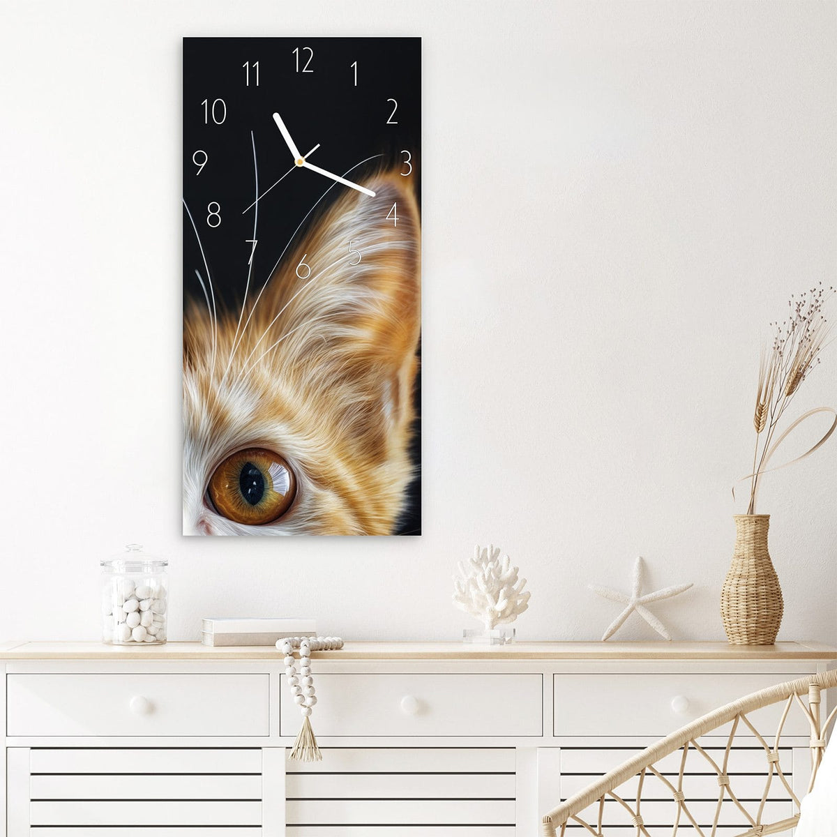 Wanduhr Sanfter Katzenblick aus Glas – Hochformat 30 × 60 cm – Bernsteinaugen vor dunklem Hintergrund