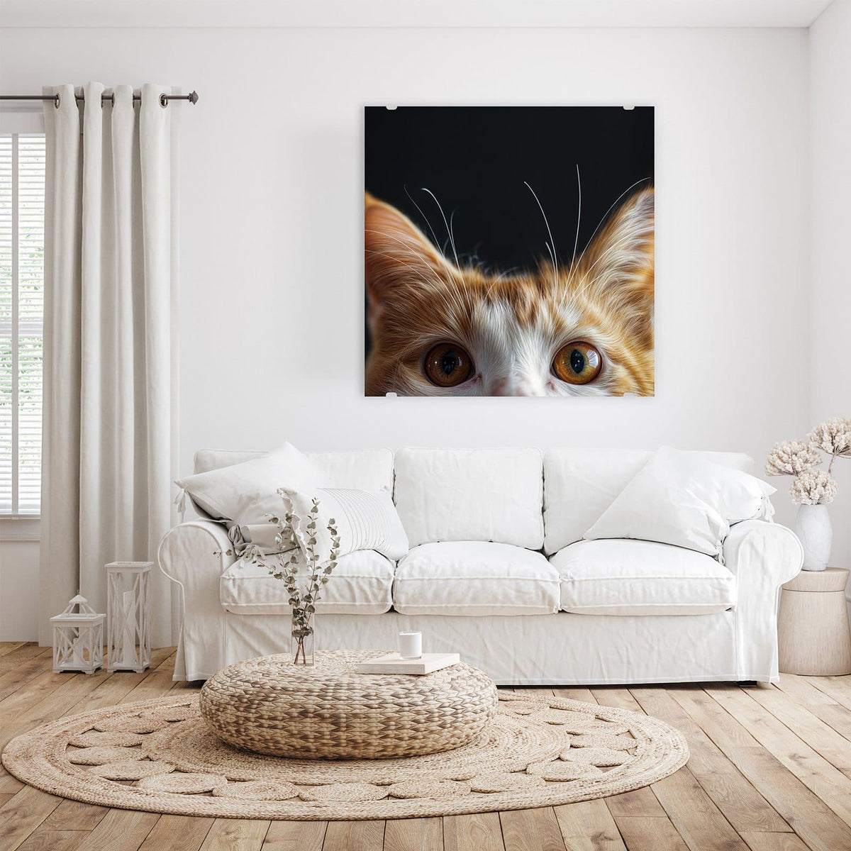 Rot-weiße Katze schaut von unten ins Bild, nur Ohren und große bernsteinfarbene Augen vor Schwarz