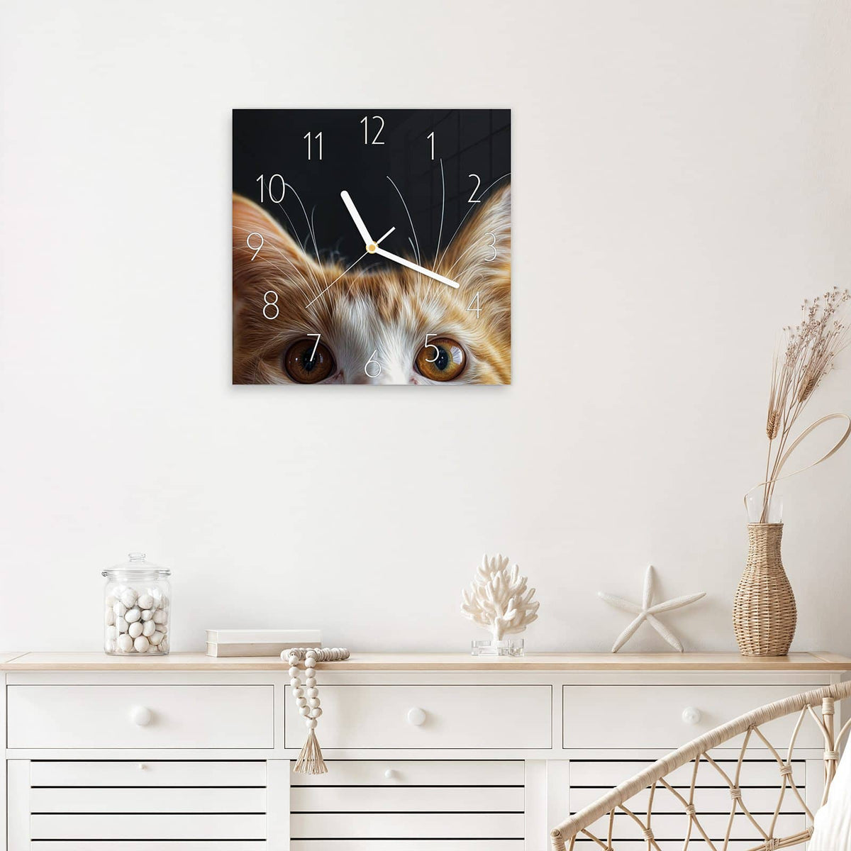 Wanduhr Katze mit Bernsteinaugen aus Glas – Quadratisch 30 × 30 cm – Bernsteinaugen vor dunklem Hintergrund